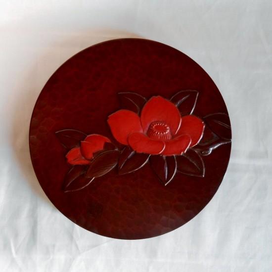 鎌倉彫 壁飾り 丸 六寸 枝椿（花朱入り）