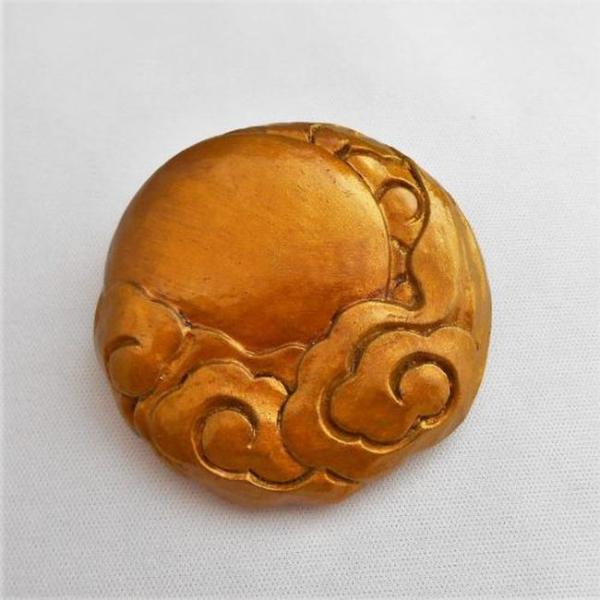 鎌倉彫 スカーフ留め 月に雲（色漆）