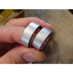 プラチナ 結婚指輪超幅広＆超極太がインパクト満点！艶消し平打ちリング＆浅くて繊細な鎚目が美しい！