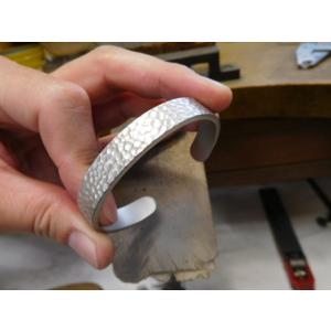 鍛造 バングル ブレスレット プラチナ pt900 太め 太い 槌目 槌目加工 槌目模様 10mm ...