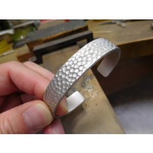鍛造 バングル ブレスレット 純プラチナ pt1000 pt999 太め 太い 槌目 槌目加工 槌目...
