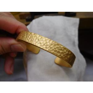 純金 バングル ブレスレット 鍛造 24k 24金 k24 ゴールド 槌目 槌目加工 槌目模様 太め 10mm つや消し マット おしゃれ デザイン メンズ レディース