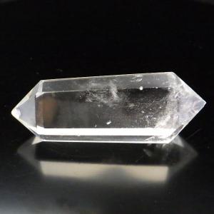 六角柱 水晶 ポイント 水晶ポイント 原石 浄化 水晶置物 六角 柱 天然水晶 置物 玄関 通販 魔除けグッズ 風水 ( 訳アリ 返品不可天然両剣水晶64g現物販売 )｜kouyuu