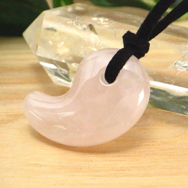 勾玉 ネックレス 紐 ローズクォーツ 恋愛運 天然石 パワーストーン お守り 恋愛運アップ 開運グッ...