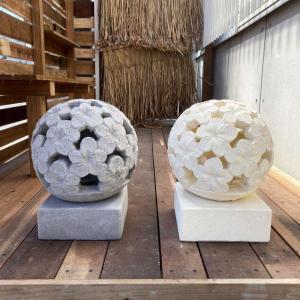 バリ島石材 ボール型 オブジェ プルメリア 2色 H40cｍ ホワイト グレー スタンド付 セメント 石像 アジアン ガーデン 彫刻｜アジアン雑貨 バリ石像のクプクプ