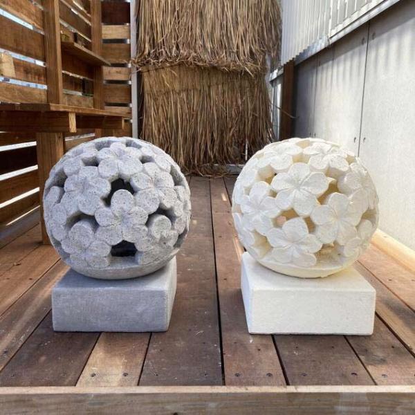 バリ島石材 ボール型 オブジェ プルメリア 2色 H40cｍ ホワイト グレー スタンド付 セメント...