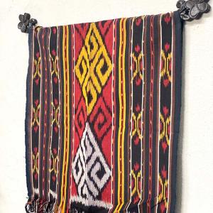 イカット 190×40cm 生地 織物 赤系 タペストリー インドネシア バリ