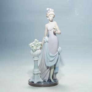 LLADRO リヤドロ 女性 白い花 37cm 品格 A TOUCH OF CLASS #5377｜kurashinokura