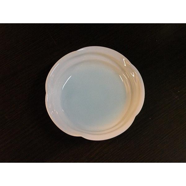 砥部焼　淡青白磁　皿　（中）　輪花　五寸　食器皿　陶彩窯　焼き物　陶器