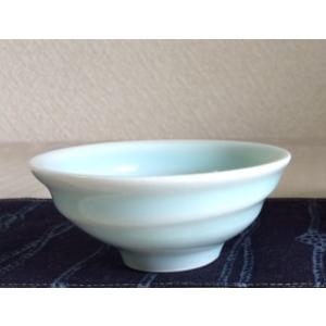 砥部焼 　渦巻き　盃 杯　さかずき　おちょこ　淡青白磁 　焼き物　陶器