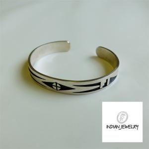 良品 HOPI ホピ族 バングル インディアンジュエリー STERLING アメリカインディアン・ホピ族のシルバー・バングル ブレスレット