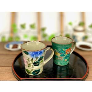 九谷焼 高級 陶磁器 ペアマグカップ がく紫陽花ピンク＋ブルー＆椿に鳥緑塗り 裏絵 (Kutani pair mug)おしゃれ 手描き 花柄 ハート
