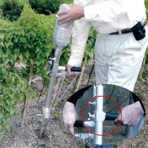 「アルミ追肥機 ペットボトルタイプ（グリップ付き）」穴肥器
