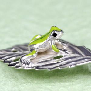 根付 （黄銅製） 蛙・かえる・カエル 足伸 豆 : 京都工芸舎 Yahoo!店