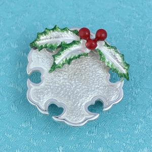 帯留(銀製)雪輪に柊・ひいらぎ・ヒイラギ 三葉 彩色の詳細画像1