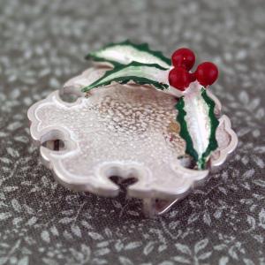 帯留(銀製)雪輪に柊・ひいらぎ・ヒイラギ 三葉 彩色の詳細画像3