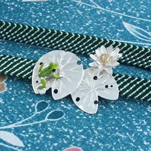 帯留（銀製）ひつじ草に蛙・かえる・カエル 彩色