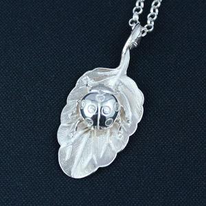 ペンダント (銀製) すみれ葉に天道虫の詳細画像1