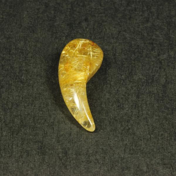 天然石 立ち姿とオーラが素敵な一品 一点物 ゴールドルチル 勾玉 MR129 金針水晶 お守り 力が...