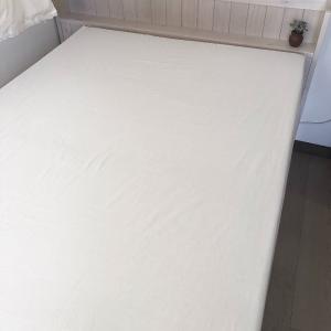 シングルサイズボックスシーツ オフホワイト  100×200cm 寝具 ベッドマットの厚み：10cmから20cm程度対応