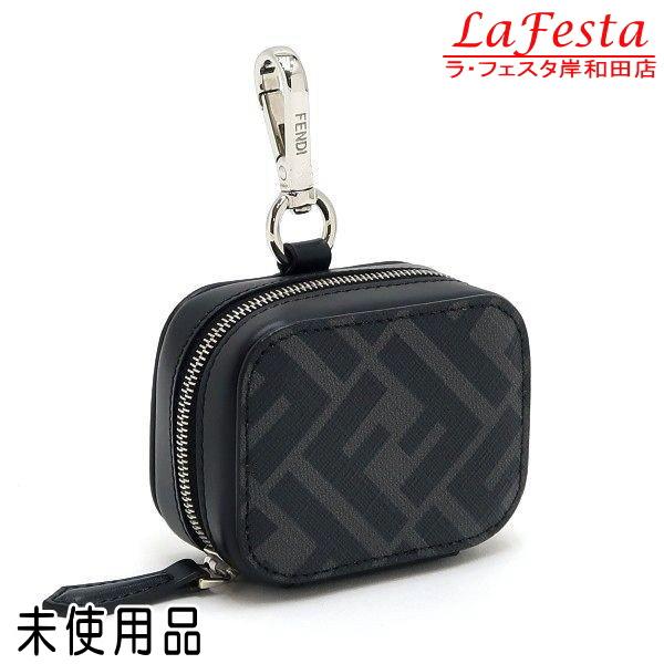 フェンディ イヤホンケース イヤフォンケース PVCコーティングキャンバス×レザー ズッカ グレー ...