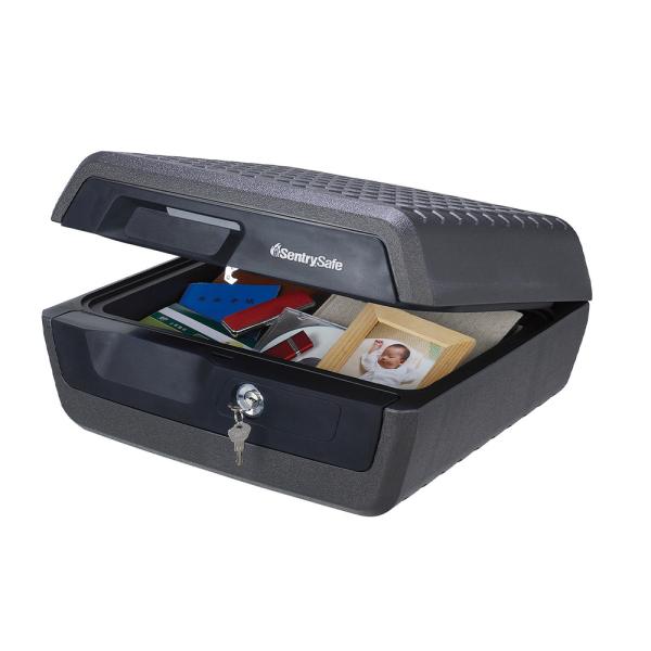 セントリー Sentry ポータブル式30分耐火・防水保管庫(A4紙収納可能)フラットキー2本付 C...