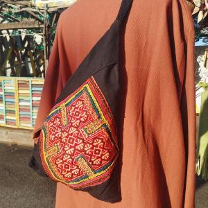 モン族刺繍 ショルダーバッグ トライアングル　刺繍 タイ 少数民族 伝統 ハンドメイド｜lapi-lapi