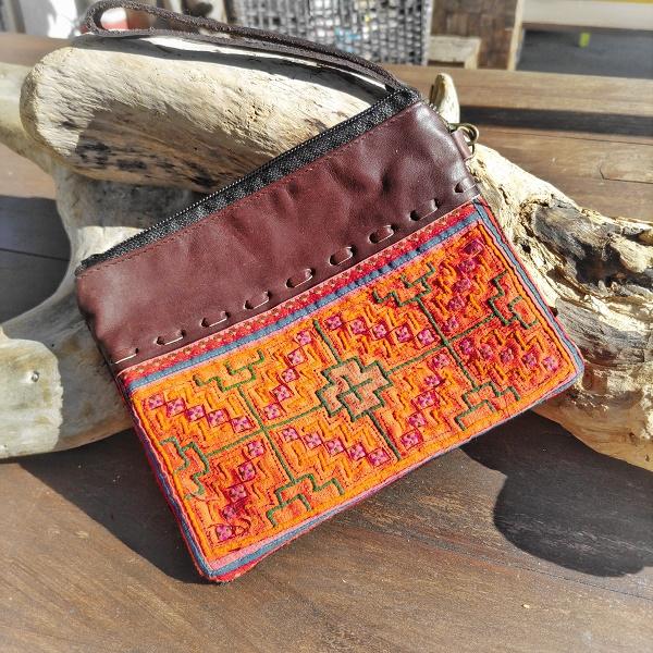 モン族刺繍 ポーチ 　レザー 刺繍 タイ 少数民族 伝統 ハンドメイド