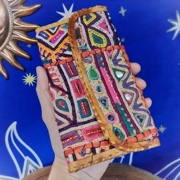 カッチ刺繍 ウォレット レザー　インド  グジャラート ラバリ族 伝統 ハンドメイド