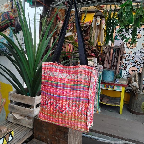 モン族刺繍 ショルダーバッグ　刺繍 タイ 少数民族 伝統 ハンドメイド