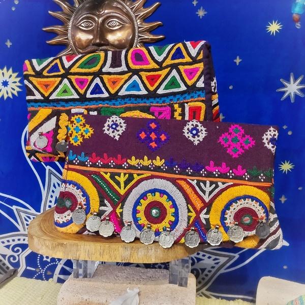 カッチ刺繍 クラッチバッグ　インド  グジャラート ラバリ族 伝統 ハンドメイド