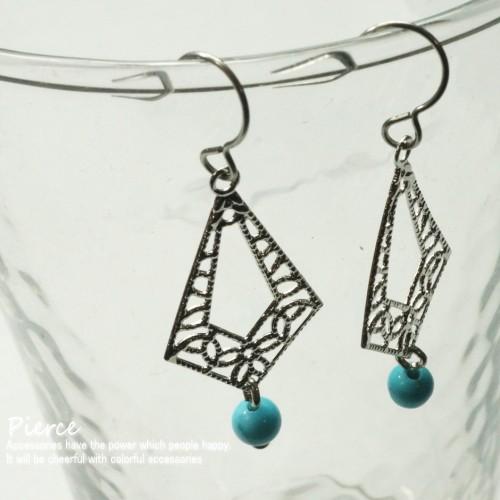 レディースピアス ターコイズビーズがアクセント シャープな印象のひし形 透かし模様 のサガリピアス ...