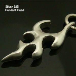 シルバー925 王冠をあしらった力強いデザインの鍵モチーフペンダント