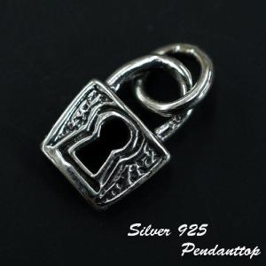 シルバー９２５製幸運の鍵モチーフのシルバートップ！ シルバー925 王冠をあしらった力強いデザインの鍵モチーフペンダント