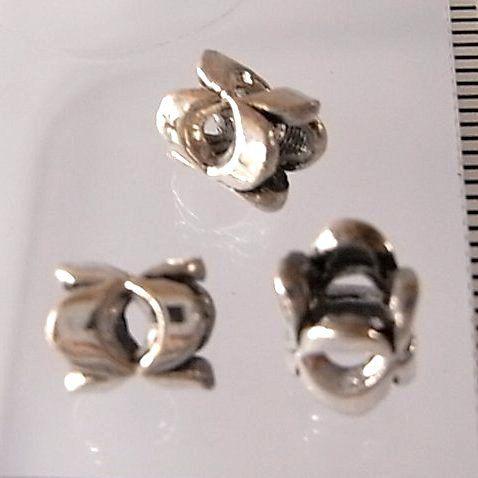 シルバーバーツ 1-046 2個で1セット 緩やかなカーブで幾何学的な模様を作り出しているビーズ