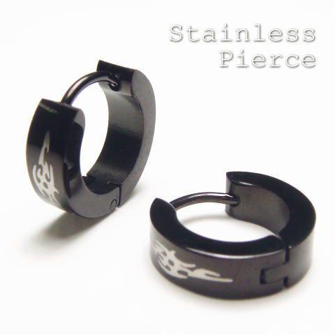 レディースピアス メンズ ステンレスを使用 炎の模様がワンポイント ブラックフープのステンレスピアス...