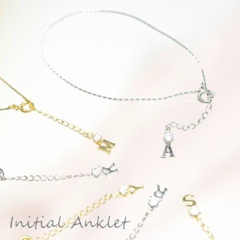 足元から主張するエレガントなきらきらストーンとイニシャルの角型チェーンアンクレットレディース 送料無...