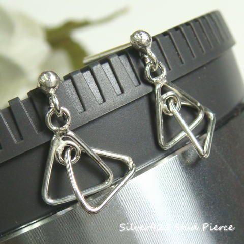 シルバーピアス 三角形 不思議 トライアングル 小さめ 小ぶり シルバー925 スタッドピアス サガ...