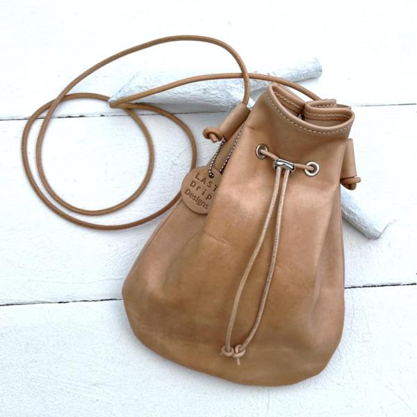 本革 巾着サコッシュショルダーバッグ S 巾着バッグ 巾着袋 メンズ レディース ヌメ革 革 レザー...