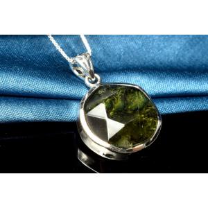 糸魚川翡翠 勾玉 縦約3cm 氷翡翠 アイスジェダイト ロウカン入り 産地