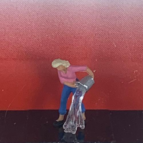 バケツで水をかける女性(28049)ミニチュア ジオラマ インスタ映え フィギュア