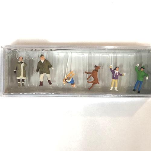 ミニチュア　家族で雪遊び1/87 (10310)　 Preiser　フィギュア ジオラマ 冬 ウィン...