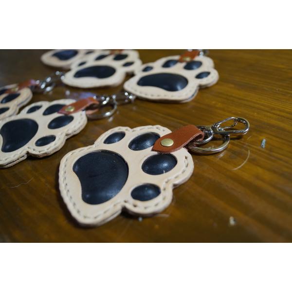 【ハンドメイド】革製ぷっくり肉球キーホルダー　犬の肉球　エイジング　ヌメ革