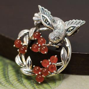 碌山 カーネリアン 鳥 ブローチペンダント　クラシカルに仕上げた可愛い小鳥　RP 702C0008-CNC