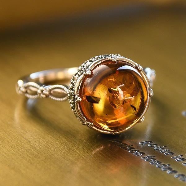 碌山 アンバー リング　特注カラーブラウン　コロンとつややかな琥珀がみずみずしいクラシカルデザイン　...