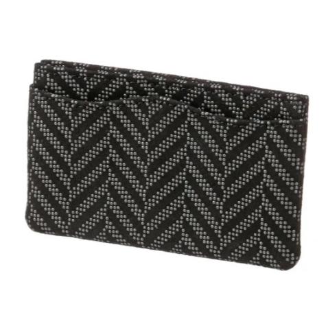 印傳屋 印伝 2502 単名刺入 黒地／グレー漆 杉綾