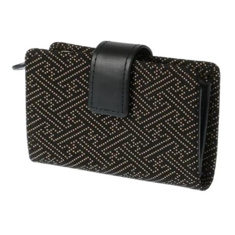 印傳屋 印伝 2531 カード入れ 黒地／白漆 紗綾形 全国送料600円