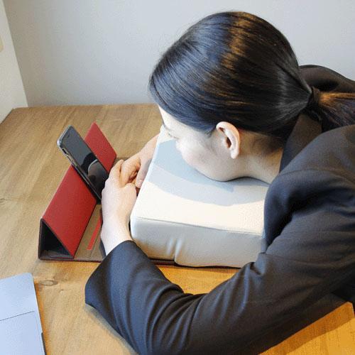 立てて置ける仮眠枕 レッド
