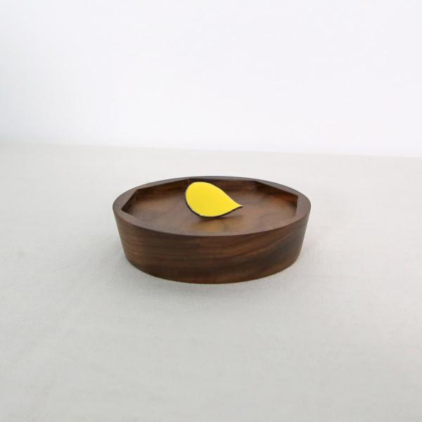 ウォールナットの削り出しアクセサリートレイ