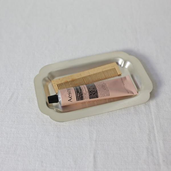 シルバーのプレートディッシュ